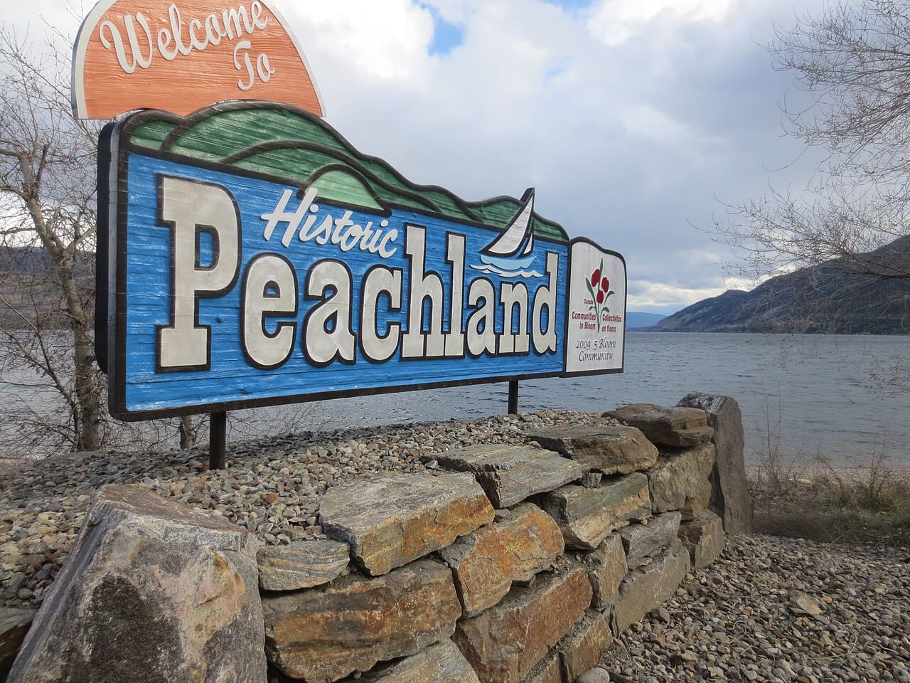 Peachland, na Colúmbia Britânica, ganhou o nome por causa dos pomares de pêssego que prosperaram às margens do lago Okanagan. A cidade canadense é hoje destino turístico, com vinícolas, trilhas e esportes aquáticos. O nome mantém viva a memória da fruticultura que impulsionou seu desenvolvimento inicial.
