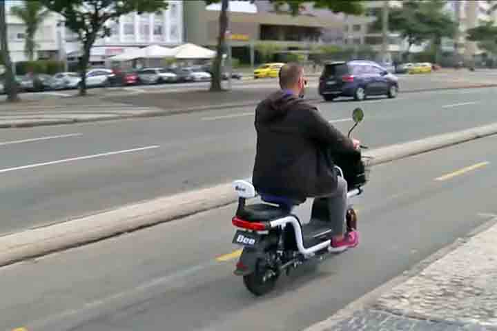 Em alguns casos, a circulação em calçadas é permitida, mas isso depende de regulamentação municipal e geralmente envolve limites de velocidade e prioridade absoluta ao pedestre. Essa autonomia dada aos municípios cria um cenário de padrão múltiplo no país, em que as regras podem variar significativamente de uma cidade para outra, gerando dúvidas entre usuários e desafios para a fiscalização.
