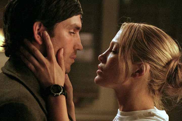 Caviezel participou ainda de longas como “Déjà Vu” (2006), com Denzel Washington e Val Kilmer, e “Olhar de Anjo” (2001), onde fez par romântico com Jennifer Lopez em um filme que teve participação da brasileira Sônia Braga. 
