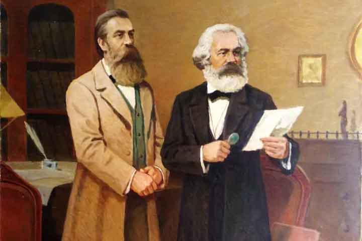 Em Paris, Marx teve contato Friedrich Engels, filho de um industrial alemão e também crítico do capitalismo. A parceria entre os dois se tornaria uma das mais importantes da história do pensamento político. Engels não apenas colaborou teoricamente com Marx, mas também o sustentou financeiramente em diversos momentos, permitindo que ele se dedicasse à produção intelectual. Juntos, desenvolveram uma crítica sistemática ao capitalismo e às relações de produção que o sustentavam.
