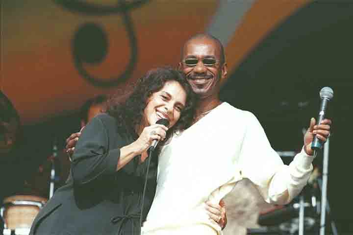A partir dessa aproximação, suas composições chegaram a grandes intérpretes da música brasileira. Canções como “Pérola Negra” e “Estácio, Holly Estácio” ganharam as vozes de Gal Costa e Maria Bethânia, abrindo caminho para que o artista lançasse, em 1973, seu primeiro álbum, “Pérola Negra”.
