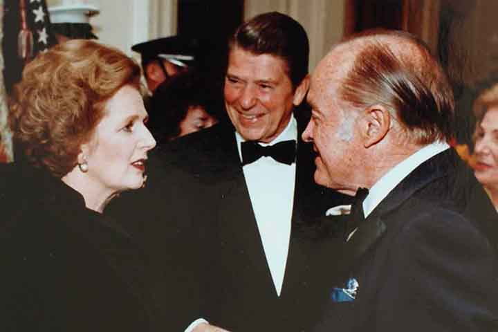 Ao mesmo tempo, manteve diálogo com líderes como o reformista Mikhail Gorbachev, contribuindo para a distensão das tensões internacionais no final da década de 1980.

