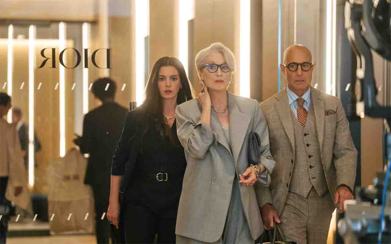 Além do programa gastronômico, Stanley Tucci também vive um momento movimentado no cinema. O ator está de volta ao papel de Nigel na aguardada sequência “O Diabo Veste Prada 2”, continuação do clássico lançado em 2006. O novo filme reúne novamente Anne Hathaway, Meryl Streep, Emily Blunt e Tucci nos bastidores da fictícia revista Runway, agora em um cenário de transformações na indústria da moda e da mídia. Nigel, personagem vivido pelo ator, segue como uma das figuras mais carismáticas e irônic