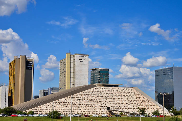 Apesar desse prestígio, o Teatro Nacional também enfrentou períodos de abandono e longos fechamentos para reformas, reflexo dos desafios de manutenção de grandes obras modernistas. Entre 2014 e 2024, por exemplo, permaneceu fechado para adequações estruturais e de segurança, sendo reaberto após uma extensa restauração que buscou preservar suas características originais ao mesmo tempo em que o adaptava às exigências contemporâneas.
