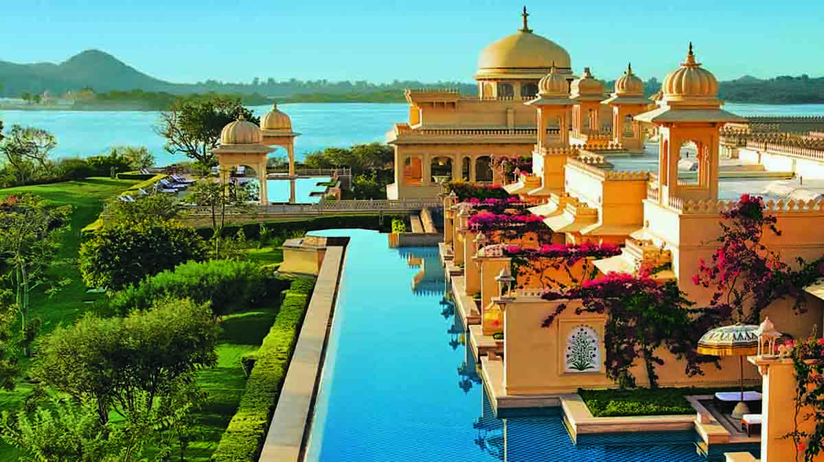 Udaipur é considerada uma das cidades mais românticas do mundo, atraindo casais e viajantes em busca de experiências únicas. O cenário formado por lagos, palácios e jardins cria uma atmosfera de encanto que inspira celebrações e viagens memoráveis. Essa reputação internacional reforça o título de “Cidade dos Lagos” e consolida Udaipur como destino de romance e beleza incomparável.