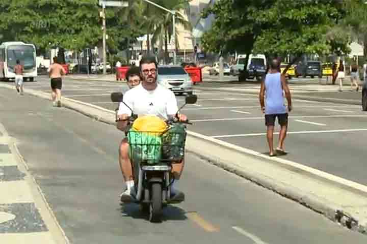 A presença de bicicletas elétricas e equipamentos autopropelidos nas ruas brasileiras deixou de ser uma curiosidade para se tornar um fenômeno visível e em rápida expansão. Em cidades de diferentes portes, de capitais a centros urbanos médios, esses veículos passaram a integrar o fluxo cotidiano, dividindo espaço com carros, ônibus, motocicletas e pedestres. Impulsionado por fatores como o aumento do custo dos combustíveis, a busca por alternativas mais sustentáveis e a necessidade de deslocamen -  (crédito:  Reprodução de vídeo TV Globo)