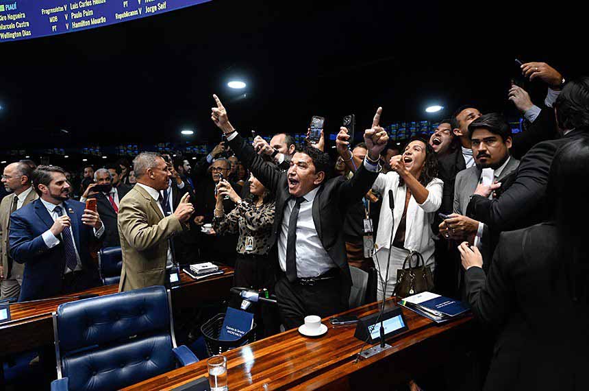 A vaga no Supremo Tribunal Federal disputada por Messias foi aberta com a aposentadoria do ministro Luís Roberto Barroso em outubro de 2025. Sua indicação representava a terceira escolha de Lula para o STF no atual mandato, após Cristiano Zanin e Flávio Dino. De acordo com o noticiário, o presidente do Senado, Davi Alcolumbre, manifestava nos bastidores preferência por outro nome, o do senador Rodrigo Pacheco (PSB - MG), o que contribuiu para o atraso na oficialização da indicação.
