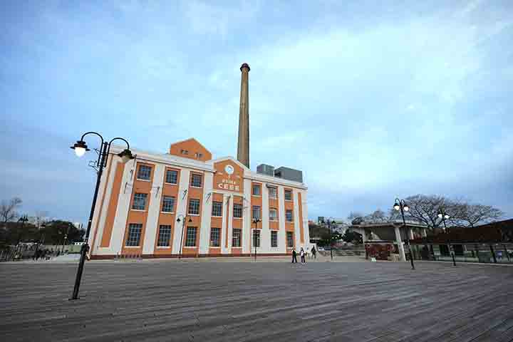Apesar dos desafios, a Usina do Gasômetro permanece como um símbolo de resiliência e identidade para Porto Alegre. Sua trajetória — de usina termelétrica a centro cultural, de estrutura ameaçada de demolição a patrimônio preservado e celebrado — reflete a capacidade da cidade de ressignificar sua história sem apagar as marcas do passado.