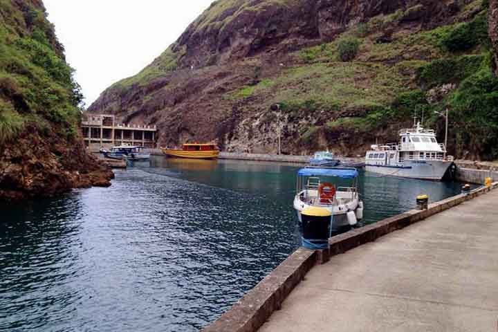A pesca fornece parte importante da alimentação da população e mantém práticas tradicionais transmitidas entre gerações. Nos últimos anos, o turismo ganhou importância graças às imagens divulgadas nas redes sociais e em produções televisivas filipinas. Mesmo assim, Batanes continua distante do turismo de massa observado em destinos famosos do país, como Boracay ou Palawan.