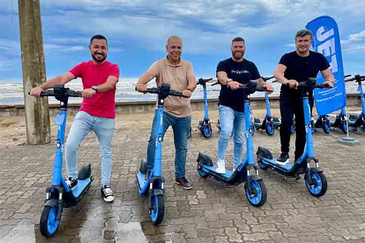 Essa diferenciação é crucial porque define as exigências legais para circulação. Bicicletas elétricas e autopropelidos que atendem aos critérios da legislação não precisam de registro, emplacamento e habilitação. Por outro lado, veículos mais potentes, que ultrapassam os limites estabelecidos, passam a ser considerados ciclomotores, categoria que exige carteira de habilitação, licenciamento e uso de equipamentos obrigatórios, como retrovisores e iluminação específica.

