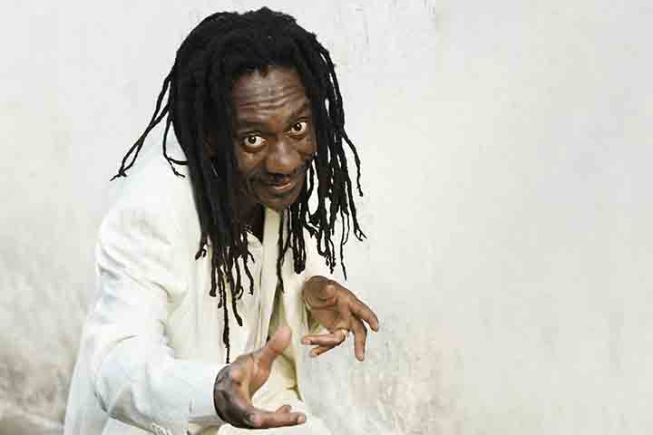 O cantor foi foi casado por décadas com a cantora e produtora Jane Reis e teve um filho, o rapper Mahal. Luiz Melodia morreu em 4 de agosto de 2017, no Rio de Janeiro, vítima de complicações decorrentes de um câncer. Sua obra, no entanto, permanece como uma das mais autênticas da música brasileira, marcada por lirismo, liberdade estética e profunda conexão com as raízes culturais do país.
