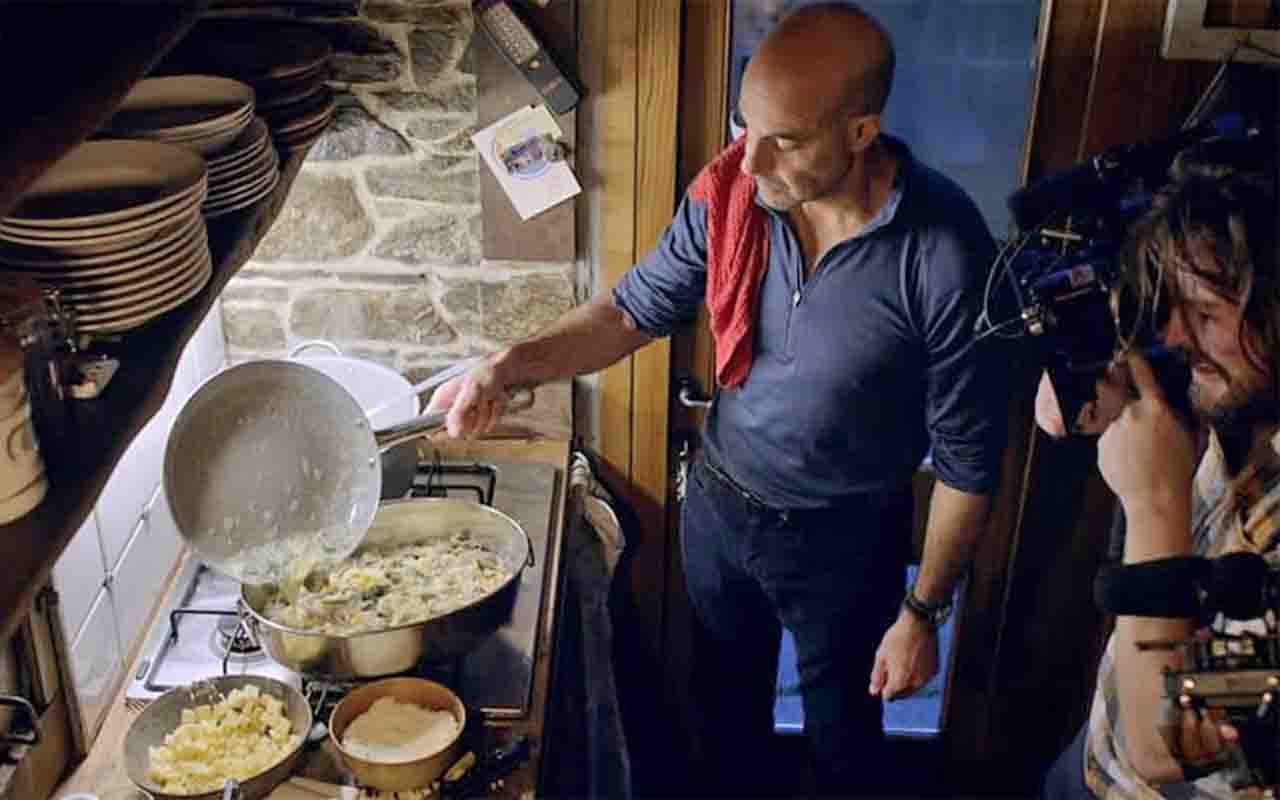 Em seguida, o ator ampliou ainda mais sua atuação profissional ao investir em programas culinários, livros e documentários. Em 2021, apresentou a série ”Tucci na Itália”, que explora regiões italianas por meio da comida e das tradições locais. O programa recebeu elogios da crítica e venceu prêmios importantes, ajudando a reforçar sua imagem pública como um apaixonado pela cultura italiana.

