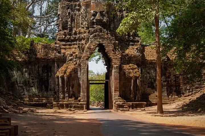 Além da relevância histórica e natural, Phnom Kulen ocupa lugar importante na cultura popular do Camboja. Algumas cenas do filme “Lara Croft: Tomb Raider”, estrelado por Angelina Jolie, utilizaram paisagens da região e ajudaram a aumentar o interesse internacional pelo país.