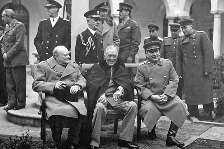 Além da atuação interna, Churchill teve papel importante na articulação da aliança entre Reino Unido, Estados Unidos e União Soviética contra as forças do Eixo. Ele manteve relação próxima com o líder americano Franklin D. Roosevelt e participou de conferências decisivas ao lado do soviético Joseph Stalin. A vitória aliada consolidou seu prestígio internacional.
