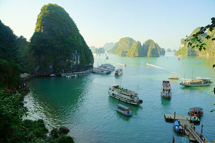 Segundo essas histórias, as pedras calcárias espalhadas pelo mar seriam joias cuspidas pelos dragões para formar barreiras naturais contra navios inimigos. Nos últimos anos, o governo vietnamita passou a incentivar um turismo mais sustentável na região, com regras voltadas para a preservação ambiental e o controle do impacto causado pelas embarcações.