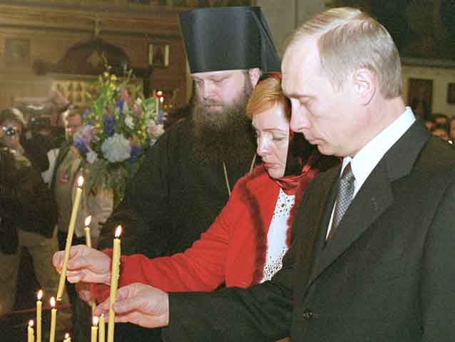 Nos primeiros anos de governo, Putin consolidou sua imagem como líder forte em meio ao caos econômico após o fim da União Soviética. O crescimento impulsionado pelas exportações de petróleo e gás ajudou a elevar o padrão de vida de parte da população russa nos anos 2000, fortalecendo sua popularidade. 
