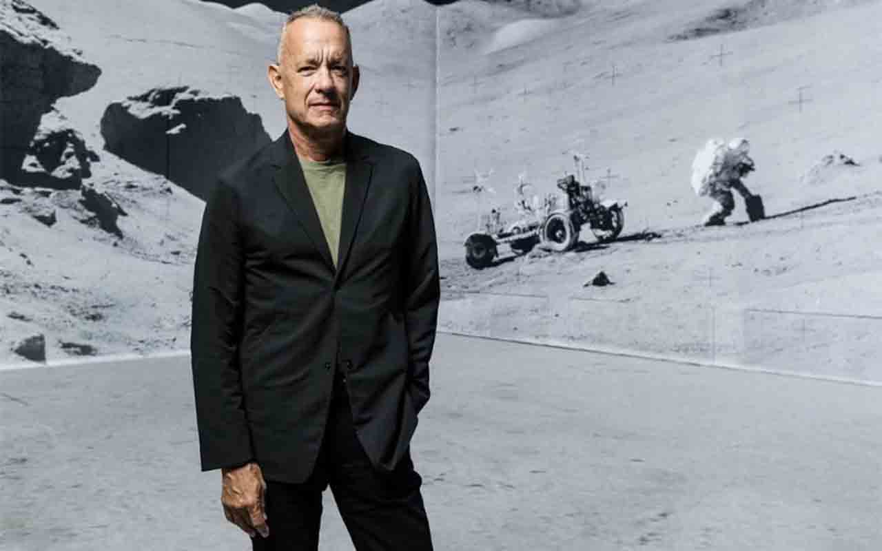 O consagrado ator Tom Hanks, de 70 anos, relembrou momentos difíceis da infância em entrevista ao jornal britânico “The Guardian”. O astro de Hollywood contou que sofreu com a ausência dos pais, Amos Mefford Hanks e Janet Marylyn, durante os primeiros anos de vida. Enquanto o pai trabalhava como cozinheiro e a mãe atuava como enfermeira, ele passava pouco tempo com os dois. Após o divórcio do casal, Tom Hanks foi morar com o pai e mudou de casa diversas vezes. 'Quando eu era criança, eles nem pe -  (crédito:  Reprodução do Instagram @tomhanks)