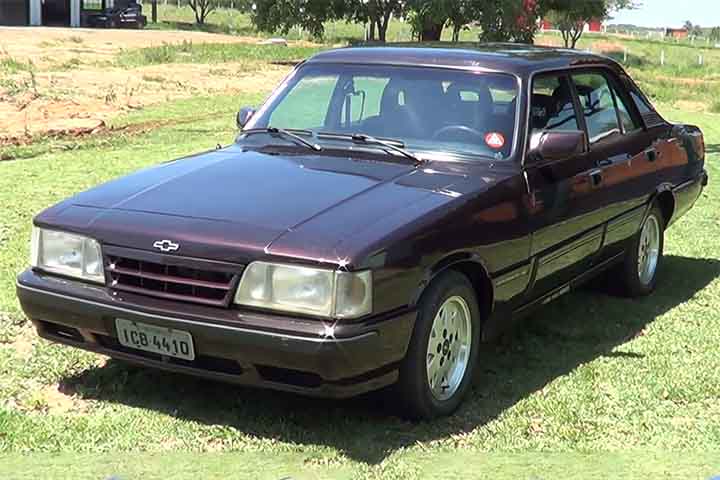 Durante os anos 1980, o Opala passou por novas reestilizações para enfrentar a concorrência crescente. Mesmo assim, o carro começou gradualmente a enfrentar dificuldades diante de concorrentes mais econômicos e modernos. Na época,  ganhou uma de suas versões mais luxuosas, o Diplomata, símbolo máximo de sofisticação nacional antes da abertura do mercado para importados. Equipado com itens considerados avançados para a época, como direção hidráulica, ar-condicionado e acabamento refinado, o model