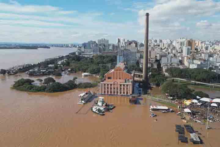 Em maio de 2024, a Usina do Gasômetro esteve no centro das atenções por uma razão dolorosa: as enchentes históricas que atingiram o Rio Grande do Sul causaram inundações severas em Porto Alegre, e o Guaíba transbordou de forma inédita. 