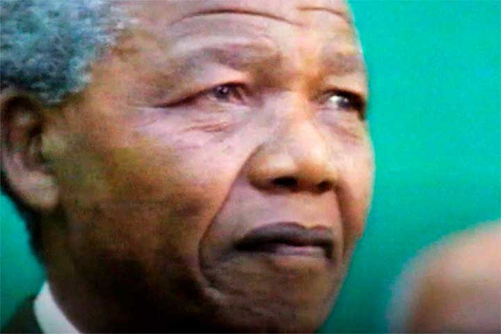 Mesmo isolado, tornou-se um símbolo internacional da luta contra o apartheid. Diversos países, organizações e artistas passaram a exigir sua libertação, transformando seu nome em referência mundial de resistência política. Sua imagem ultrapassou fronteiras e ajudou a pressionar o regime sul-africano.
