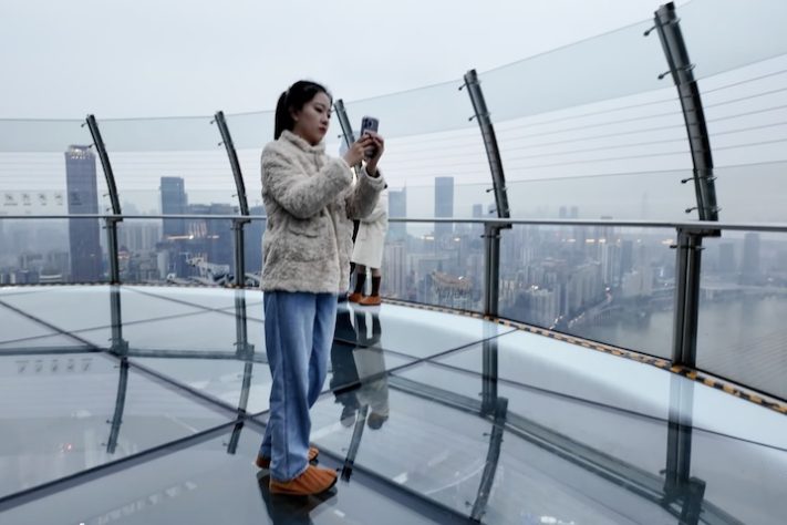 Arranha-céu horizontal com 250 metros de altura e 12 mil toneladas vira atração em Chongqing, na China - Reprodução/YouTube