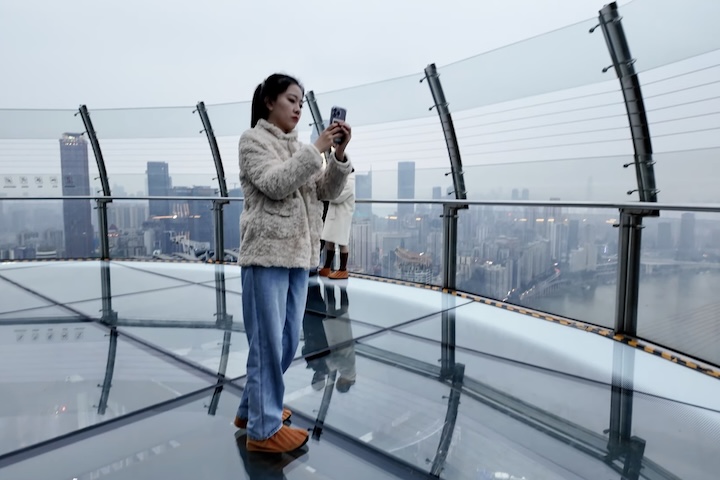 A principal atração turística do The Crystal é o Exploration Deck, um mirante com piso de vidro de 1.500 metros quadrados posicionado a 250 metros acima das ruas de Chongqing. O espaço permite que visitantes caminhem sobre uma superfície transparente enquanto observam a cidade e os rios Yangtzé e Jialing muito abaixo.