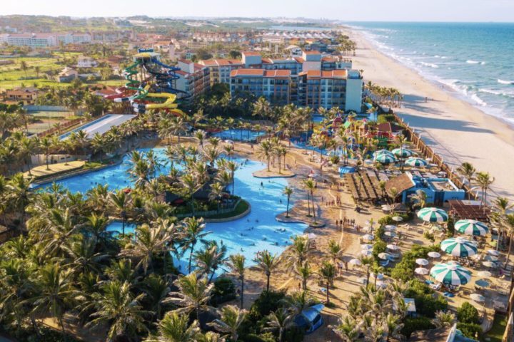 O estacionamento fica próximo à entrada principal, com segurança e controle de acesso, no valor de R$ 50 por dia. Em termos de ingressos, o Passaporte Insano, que dá acesso completo ao Aqua Park, custa R$ 469, com pagamento parcelado em até 10 vezes, e há valores reduzidos para idosos, gestantes e pessoas com deficiência.