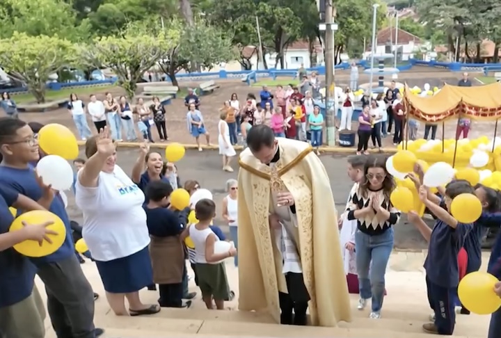 O pedido junto ao Vaticano para trazer a relíquia ao Brasil contou com apoio do missionário redentorista padre Carlos Alberto Batistini, natural de São Simão e atuante em Aparecida, além do arcebispo de Ribeirão Preto. Segundo o pároco, a escolha da cidade ocorreu em reconhecimento à forte tradição religiosa local e ao trabalho pastoral desenvolvido ao longo de quase dois séculos.