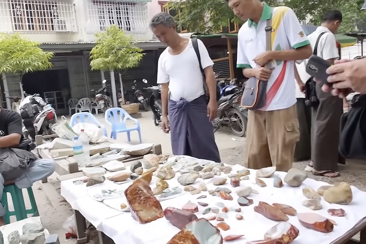 O acesso ao local foi difícil durante muito tempo, o que ajudou a manter um ar de mistério sobre suas minas e tradições. Nas ruas de Mogok, é comum encontrar feiras onde negociantes avaliam cristais brutos e lapidários mostram seu talento artesanal.