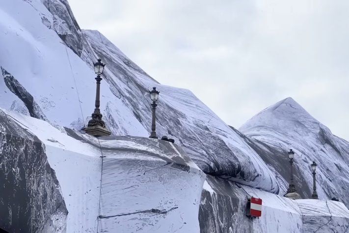Ponte mais antiga de Paris vira 'caverna' gigante em instalação elaborada por artista francês – Reprodução/YouTube Le Parisien
