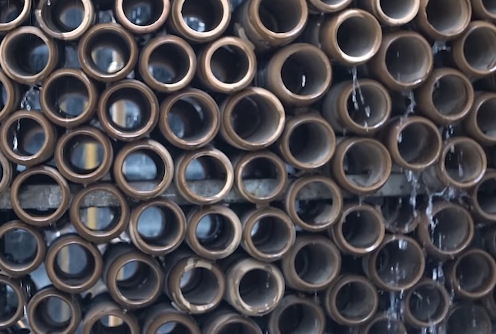 A aplicação prática dessa ideia ganhou destaque em projetos contemporâneos como o Beehive, criado pelo arquiteto indiano Monish Siripurapu. A estrutura utiliza centenas de cones de barro organizados em formato semelhante ao de uma colmeia. A água percorre constantemente a superfície das peças e, quando o ar quente atravessa o conjunto úmido, sofre queda imediata de temperatura.