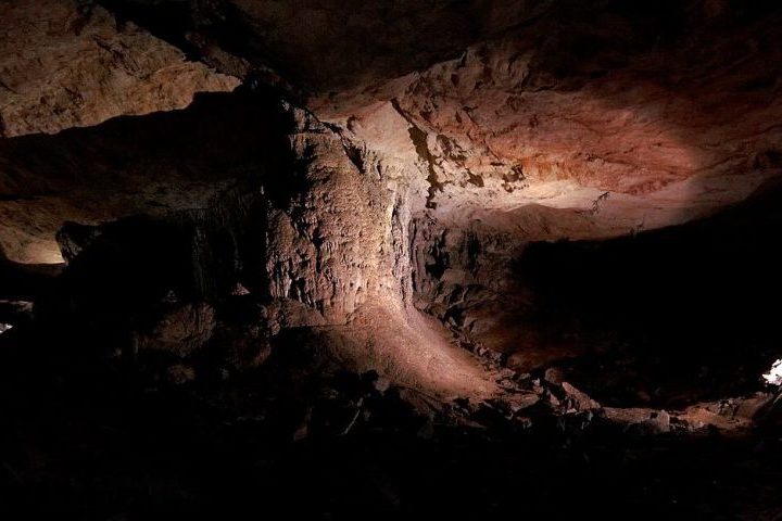 Entre os maiores atrativos do país estão suas cavernas gigantescas, que despertam fascínio tanto em turistas quanto em exploradores. Diversas formações subterrâneas surgiram ao longo de milhões de anos devido à erosão das rochas calcárias espalhadas pelas montanhas da região.