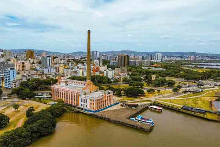 Para quem visita Porto Alegre pela primeira vez ou para quem a tem como lar, o Gasômetro é uma parada obrigatória. Mais do que um antigo complexo industrial, a usina tornou-se um símbolo de identidade urbana e um ponto de referência para gerações de porto-alegrenses e turistas.