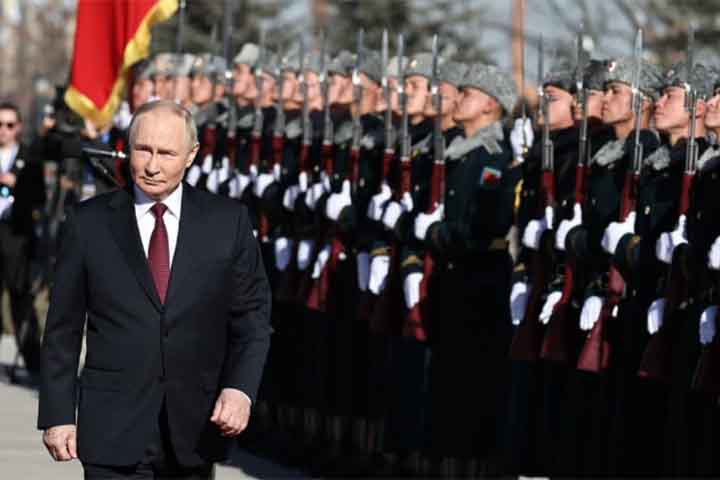 Quando Yeltsin anunciou sua renúncia em 31 de dezembro de 1999, Putin assumiu como presidente interino. Meses depois, venceu as eleições presidenciais e foi oficialmente empossado em 7 de maio de 2000. A partir dali, iniciou-se um dos períodos mais longos de concentração de poder na história moderna da Rússia.
