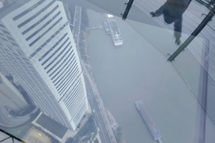 Arranha-céu horizontal com 250 metros de altura e 12 mil toneladas vira atração em Chongqing, na China - Reprodução/YouTube Singapore City Walks