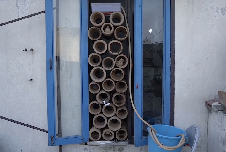 Em uma fábrica de eletrônicos em Nova Délhi, onde os termômetros externos alcançavam 50°C, o sistema conseguiu reduzir o ar circulante para cerca de 36°C sem qualquer gasto de energia elétrica. O sucesso da solução levou à instalação de estruturas semelhantes em aeroportos, escolas e prédios comerciais na Índia. Muitos projetos arquitetônicos também passaram a utilizar painéis de terracota nas fachadas para bloquear radiação solar direta e ainda reduzir ruídos externos.