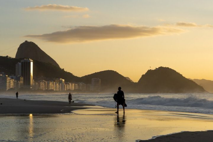 Nas últimas décadas, a orla passou por revitalizações que ampliaram a circulação de moradores e turistas. Em dias claros, o reflexo do sol sobre a Baía de Guanabara cria uma das paisagens mais fotografadas do Rio de Janeiro. O espelho d'água também atrai entusiastas de esportes como o remo e o stand-up paddle, que encontram ali um ambiente protegido das fortes correntes de mar aberto. 