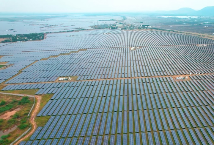 Nesse modelo, a gravidade, a água e a diferença de altitude entre os reservatórios assumem o papel de armazenar energia excedente. O projeto foi concebido para integrar 4.000 MW de energia solar, 1.000 MW de energia eólica e 1.680 MW de armazenamento hidrelétrico por bombeamento.