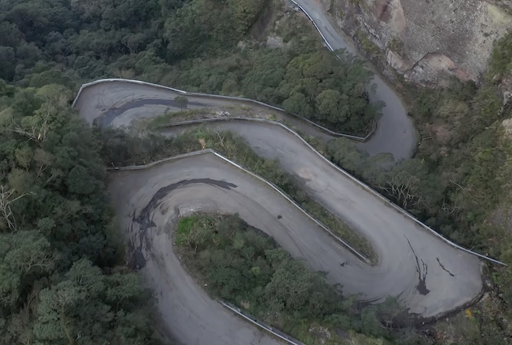 O projeto inclui pavimentação, trechos em concreto e estruturas de contenção em aproximadamente 9,5 quilômetros, considerados de alta complexidade por causa das características geológicas da região. A expectativa do governo catarinense é concluir totalmente a revitalização até o fim de 2026.
