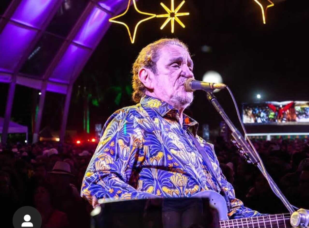 Zé Ramalho destacou-se com um estilo singular que combina diversas inspirações , como elementos do folk, do rock, da música regional e de influências místicas. 