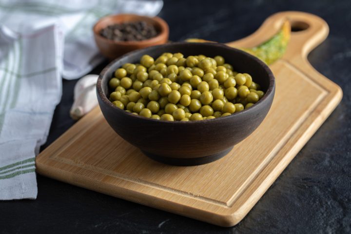 O vegetal ainda oferece minerais e substâncias antioxidantes relevantes. As ervilhas verdes fornecem ferro em quantidade superior à encontrada em muitos legumes populares, característica importante para a formação da hemoglobina e para o transporte de oxigênio no sangue.