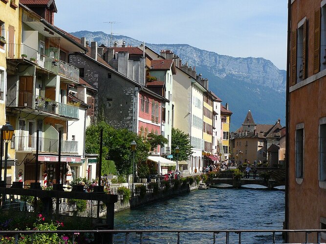 A culinária da Alta Saboia é marcada por pratos como fondue e raclette, que ganham destaque nos restaurantes às margens do lago. Produtos locais, como queijos e vinhos, reforçam a autenticidade da experiência gastronômica. Além de comer bem ser parte essencial da vivência em Annecy, feiras gastronômicas e mercados de produtores aproximam visitantes da tradição culinária alpina.