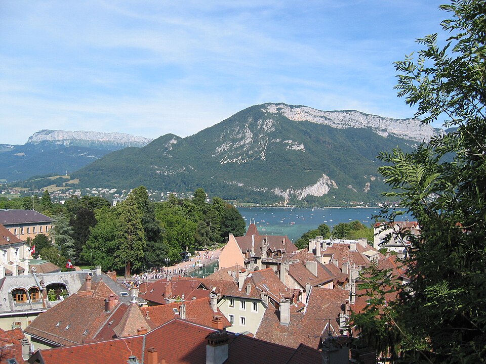 No inverno, o Lago de Annecy ganha um charme especial, cercado por montanhas cobertas de neve. A proximidade com estações de esqui torna a cidade destino estratégico para quem busca esportes de neve e paisagens alpinas. O contraste entre águas límpidas e picos nevados cria imagens memoráveis, enquanto mercados natalinos e tradições alpinas reforçam o espírito festivo da estação.