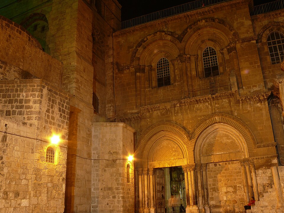 O Santo Sepulcro não é apenas um espaço religioso, mas também um marco histórico e cultural que conecta diferentes períodos da cidade de Jerusalém. Desde o Império Romano até os dias atuais, o templo testemunhou conquistas, resistências e transformações que moldaram a cidade santa. Visitar o local é vivenciar séculos de memória condensados em um só espaço.
