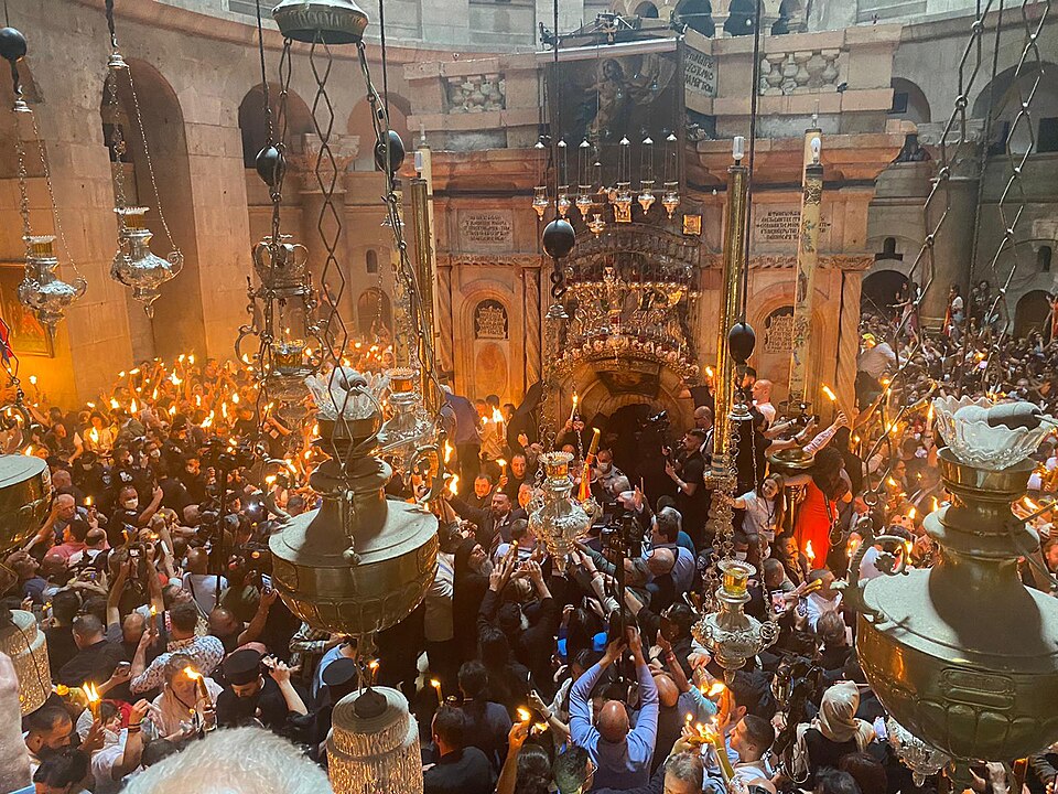 A cerimônia do Fogo Sagrado, celebrada no Sábado de Aleluia, é considerada uma das mais impressionantes do Santo Sepulcro e reúne milhares de fiéis em oração. Segundo a tradição, uma chama milagrosa surge dentro do túmulo e é distribuída aos presentes, que a levam para diversas igrejas ao redor do mundo. O ritual é acompanhado por grande emoção coletiva e simboliza a vitória da vida sobre a morte.

