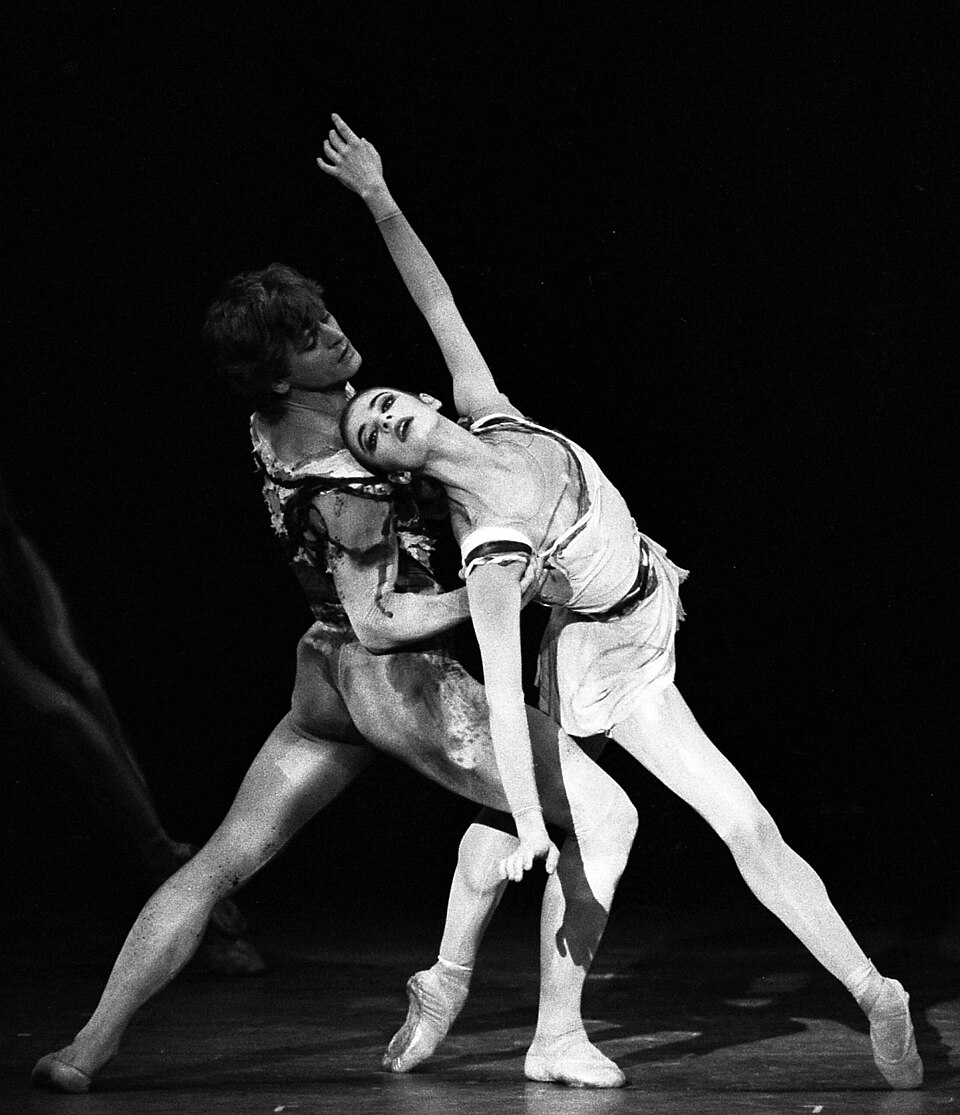 O Dia Internacional da Dança celebra não apenas os grandes nomes, mas também milhões de pessoas que dançam em escolas, palcos e ruas, mantendo viva a tradição. A prática promove saúde, integração social e expressão cultural, fortalecendo comunidades e horizontes artísticos. É uma arte viva que continua a transformar o mundo. Na foto, Mikhail Baryshnikov e Alessandra Ferri.