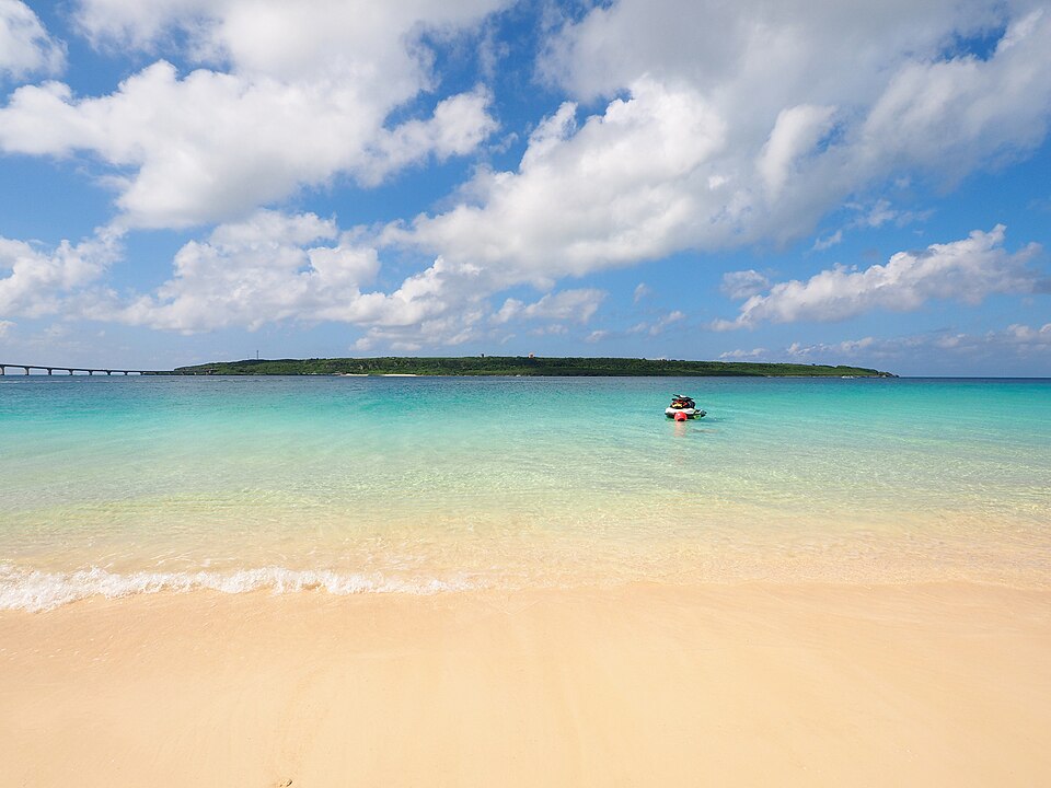 Localizada em Miyakojima, Yonaha Maehama é considerada uma das praias mais bonitas do Japão. Sua extensa faixa de areia branca e mar azul?turquesa criam um cenário paradisíaco, perfeito para caminhadas e contemplação. A atmosfera tropical e a tranquilidade, inclusive, tornam o destino ideal para quem busca descanso em meio à natureza. Além disso, sua beleza é frequentemente comparada às melhores praias do mundo, reforçando sua fama internacional.