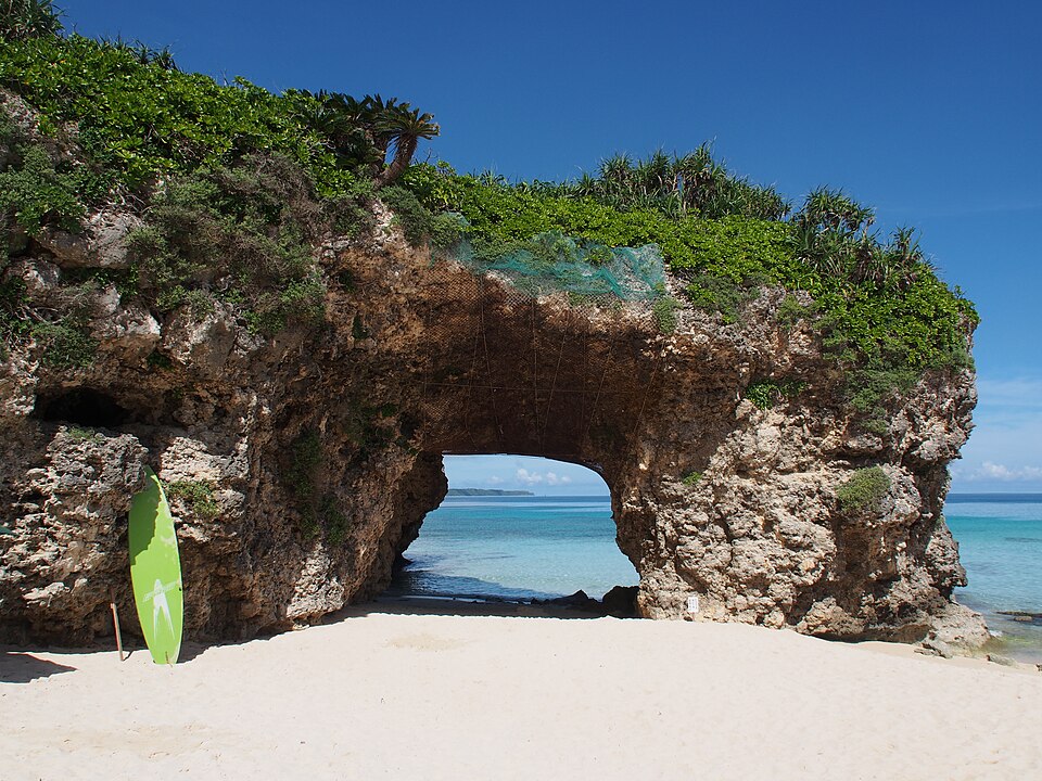 O Japão, além de sua rica tradição cultural e tecnológica, guarda tesouros naturais à beira?mar que surpreendem viajantes. Suas praias oferecem cenários variados: algumas são refúgios tranquilos cercados por montanhas, outras vibram com esportes aquáticos e festivais locais. Ao explorar o litoral japonês, portanto, o visitante descobre a combinação única de paisagens costeiras, hospitalidade e tradições que convivem em harmonia com a modernidade. Essa diversidade transforma cada praia em uma exp -  (crédito: Paipateroma -  wikimedia commons )