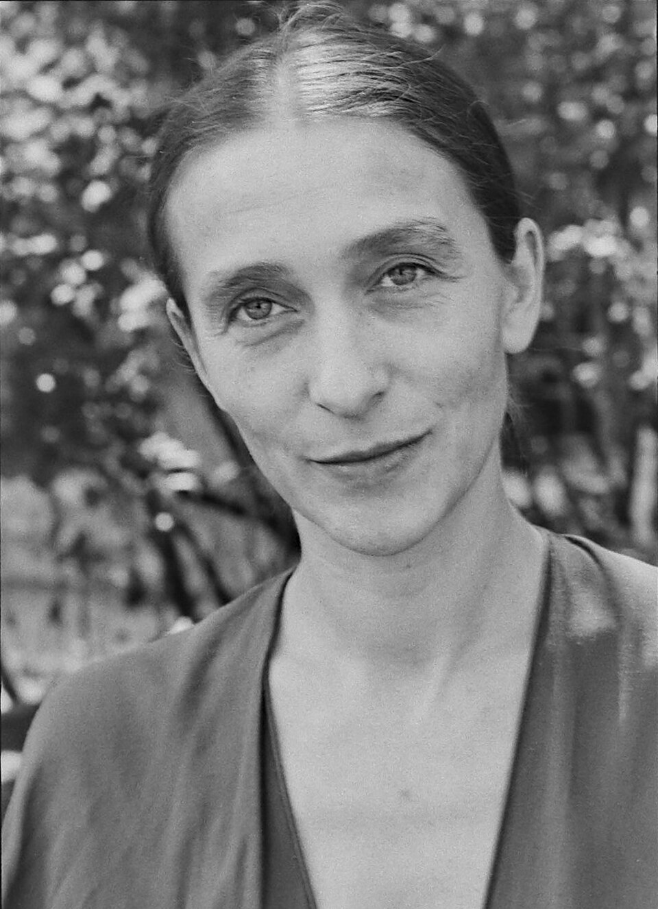 Pina Bausch inovou ao criar o teatro-dança, unindo movimento e dramaturgia em obras intensas que exploravam o humano em sua essência. Suas criações misturavam poesia, emoção e crítica social, rompendo fronteiras entre artes e redefinindo o papel da dança. É lembrada como uma das maiores coreógrafas contemporâneas, com impacto global que continua a influenciar artistas até hoje.
