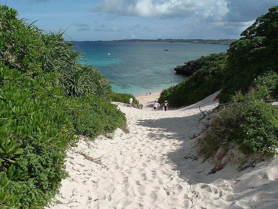 Também em Miyakojima, Sunayama Beach é conhecida por sua formação rochosa em arco que emoldura a paisagem. A pequena faixa de areia e o mar cristalino criam um cenário intimista e fotogênico. É um lugar que transmite serenidade e beleza natural, ideal para quem busca momentos de contemplação. O contraste entre a rocha e o mar torna cada visita uma experiência visual única e memorável.